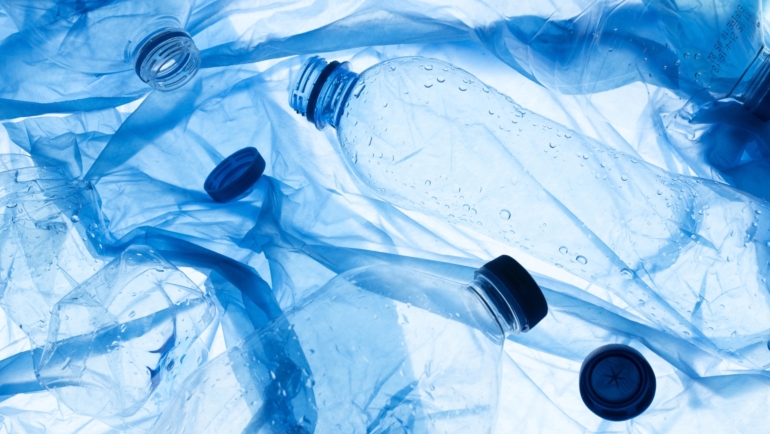 Impuesto ambiental sobre los envases de  plástico no reutilizable